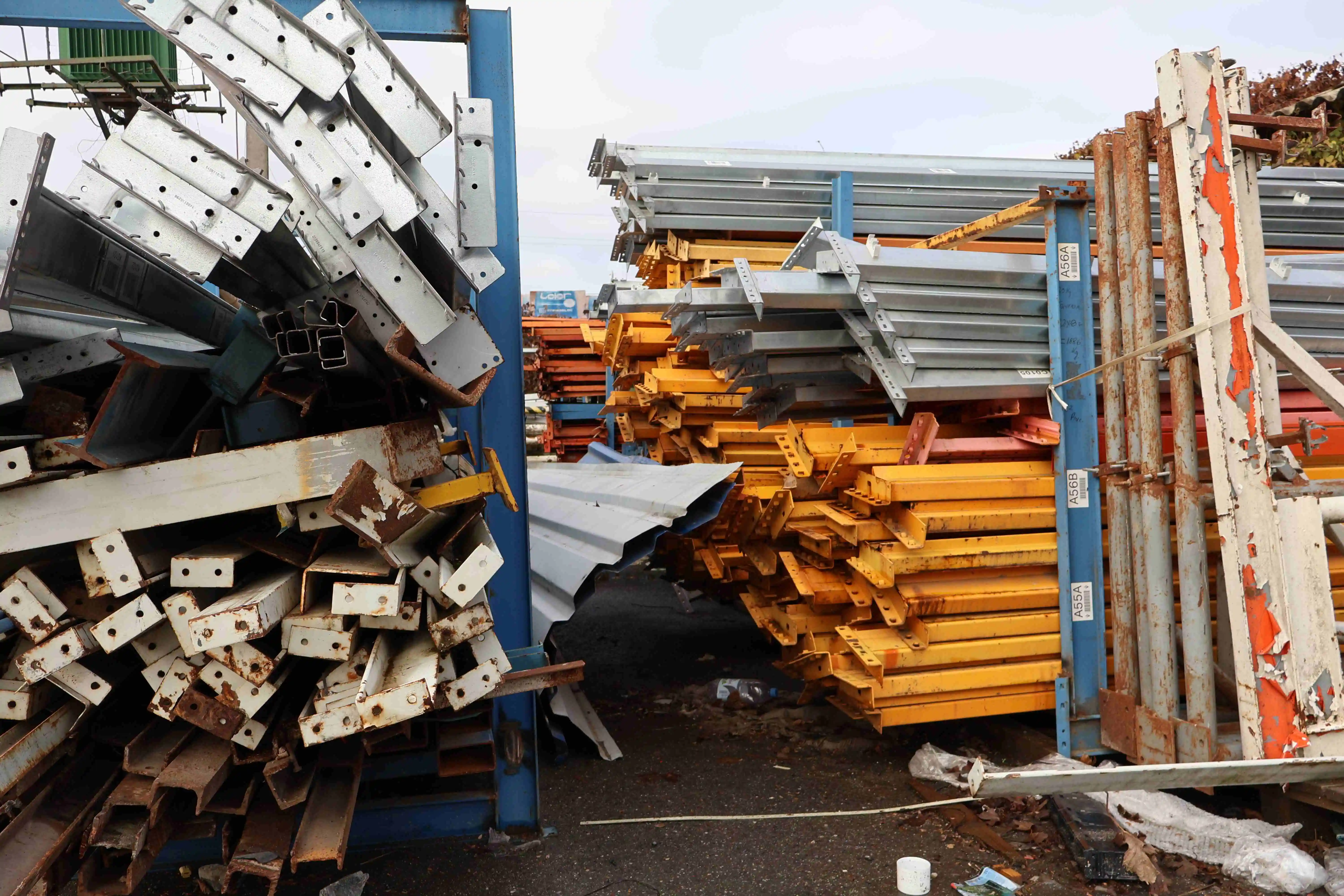Deșeuri metalice feroase sortate în punctul de lucru Cristur, pregătite pentru cântărire și valorificare